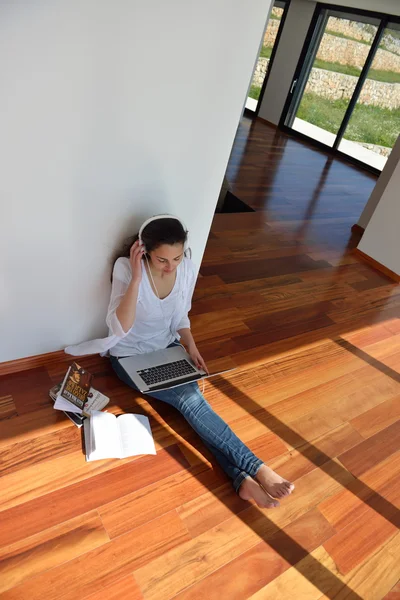 Vrouw werkt op laptop — Stockfoto