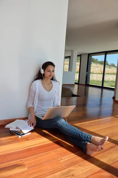 Vrouw werkt op laptop — Stockfoto