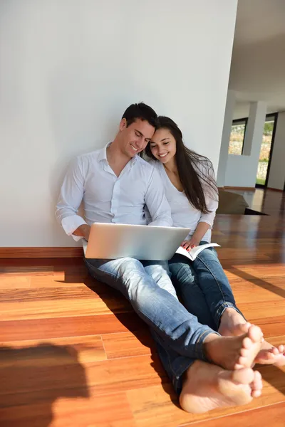 Pareja trabajando en el ordenador portátil —  Fotos de Stock