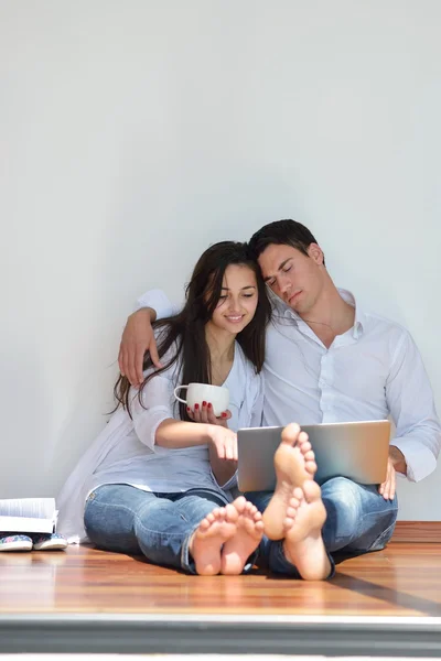 Pareja trabajando en el ordenador portátil —  Fotos de Stock