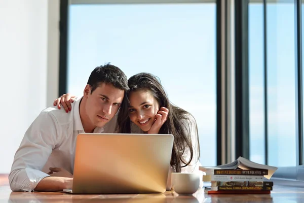 Couple working on laptop computer — Stock Photo, Image