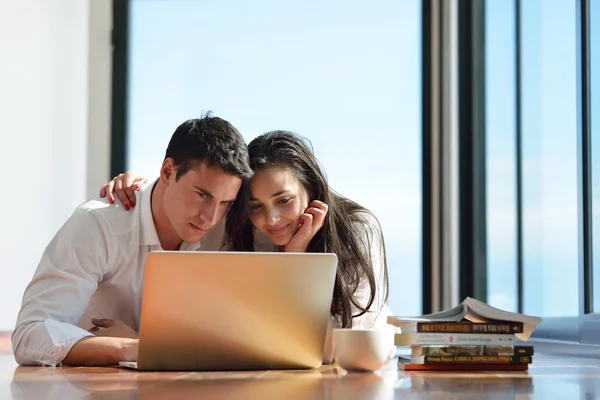 Couple travaillant sur ordinateur portable — Photo