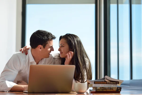 Pareja trabajando en el ordenador portátil — Foto de Stock