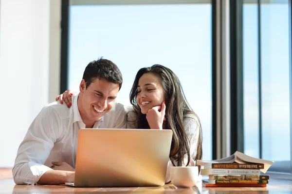 Casal trabalhando no computador portátil — Fotografia de Stock