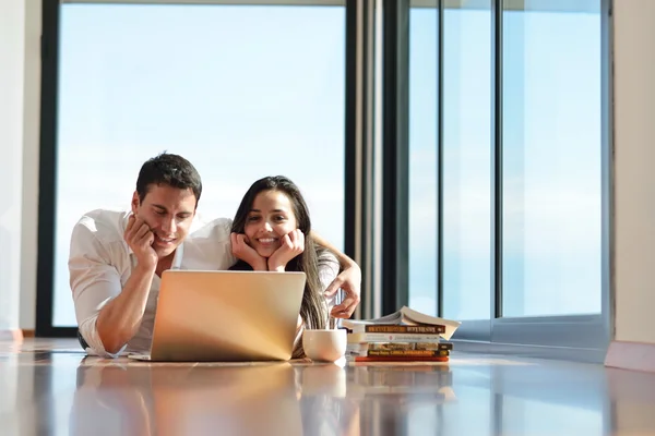 Pareja trabajando en el ordenador portátil — Foto de Stock