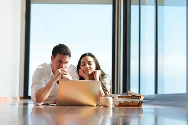 Couple working on laptop computer — Stock Photo, Image