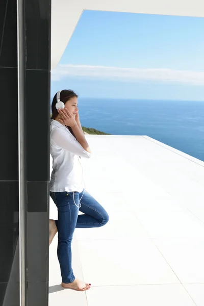 Chica escuchando la música en auriculares blancos —  Fotos de Stock