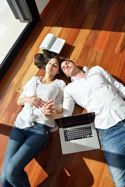 Pareja trabajando en el ordenador portátil — Foto de Stock