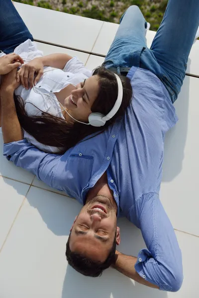 Relaxado jovem casal em casa — Fotografia de Stock