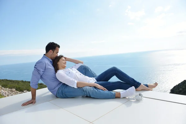 Paar auf der Terrasse — Stockfoto