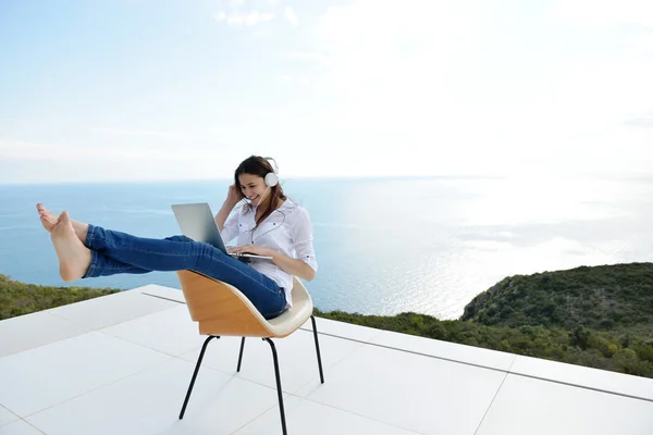 Mulher trabalhando no laptop ao ar livre — Fotografia de Stock