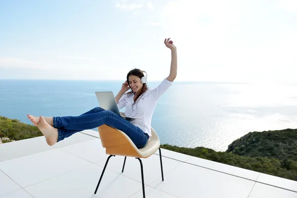 Vrouw werkt op laptop buiten — Stockfoto