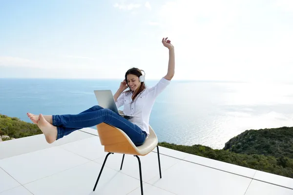 Mulher trabalhando no laptop ao ar livre — Fotografia de Stock