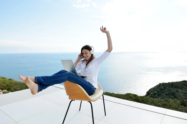 Woman working on laptop outdoors — Stock Photo, Image