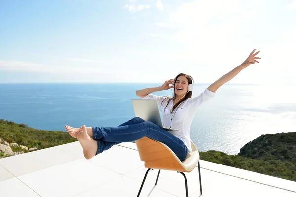 Woman working on laptop outdoors — Stock Photo, Image