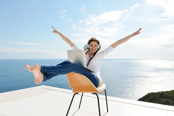 Woman working on laptop outdoors — Stock Photo, Image