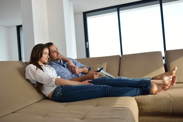 Paar auf dem Sofa — Stockfoto