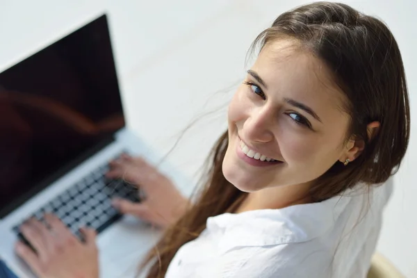 Vrouw werkt op laptop computer — Stockfoto