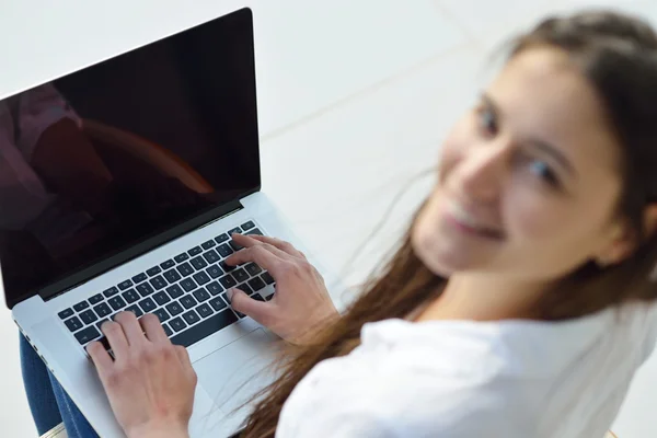 Vrouw werkt op laptop computer — Stockfoto