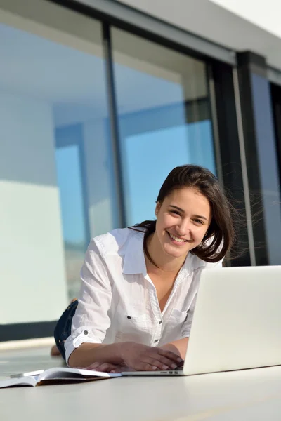 Woman working on laptop computer — Stock Photo, Image