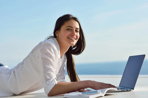 Vrouw werkt op laptop computer — Stockfoto