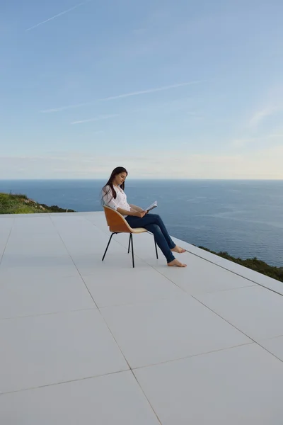 Mujer relajarse y leer un libro — Foto de Stock