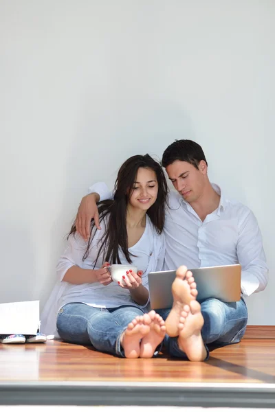 Couple working on laptop computer — Stock Photo, Image