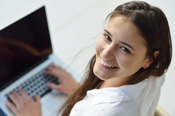 Vrouw werkt op laptop computer Rechtenvrije Stockfoto's