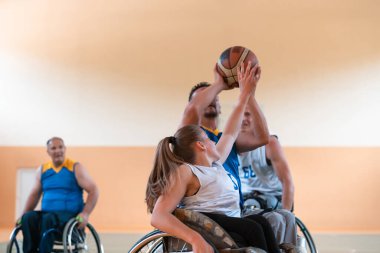 Engelli savaş gazileri ve tekerlekli sandalyeli yaş basketbol takımları spor salonunda antrenman yapıyorlar. Özürlülerin rehabilitasyonu ve kapsama konsepti