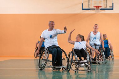 Tekerlekli sandalyeli bir savaş gazileri takımı basketbol oynayarak bir maçta puan kazandı. Çak bir beşlik
