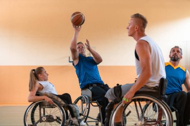 Basketbol maçının başlamasından önce büyük salonda engellilerle birlikte basketbol takımlarının fotoğrafı.
