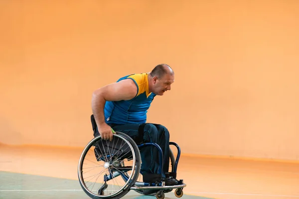 Gehandicapte oorlogsveteranen in actie tijdens het basketballen op een basketbalveld met professionele sportuitrusting voor gehandicapten — Stockfoto