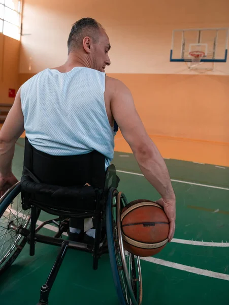 Close up foto de cadeiras de rodas e veteranos de guerra deficientes jogando basquete na quadra — Fotografia de Stock