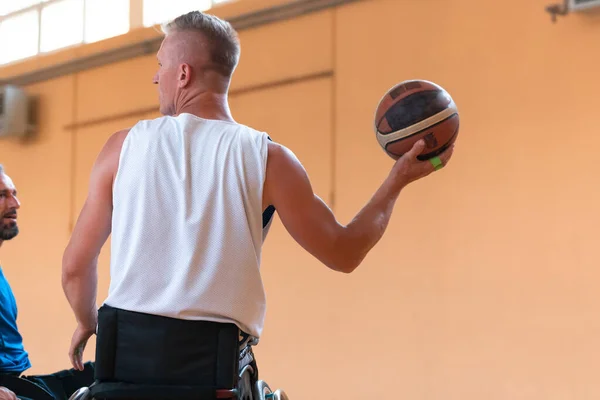 Närbild foto av rullstolar och handikappade krigsveteraner spelar basket på planen — Stockfoto