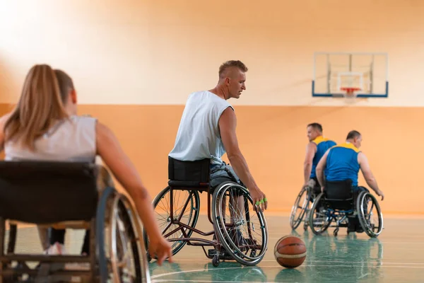 Zdjęcie weterana wojennego grającego w koszykówkę z drużyną na nowoczesnej arenie sportowej. Koncepcja sportu dla osób niepełnosprawnych — Zdjęcie stockowe