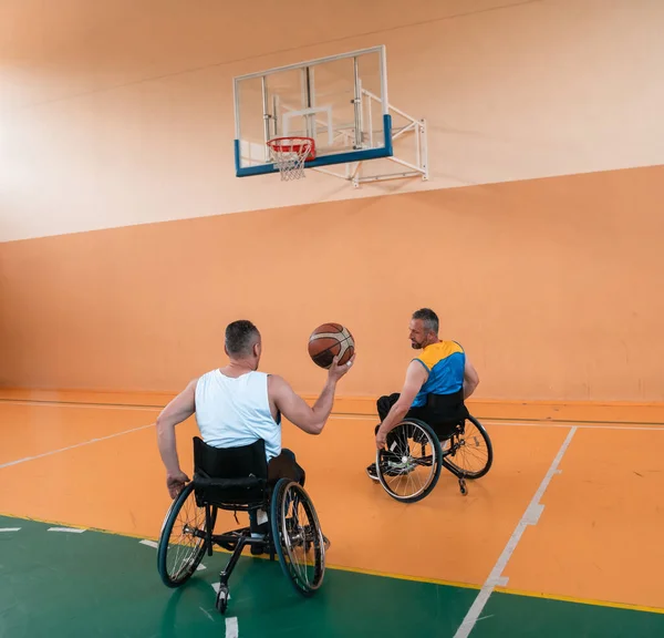 Um operador de câmara com equipamento profissional regista uma partida da equipa nacional numa cadeira de rodas a jogar uma partida na arena — Fotografia de Stock