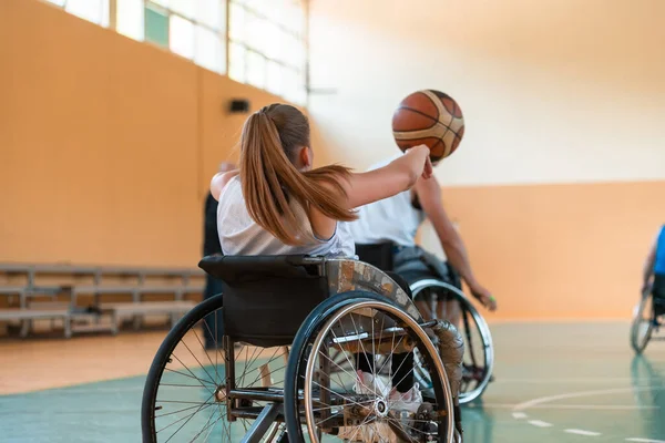 Młoda kobieta grająca w koszykówkę na wózku inwalidzkim w profesjonalnym zespole. Równość płci, pojęcie sportu z niepełnosprawnością. — Zdjęcie stockowe