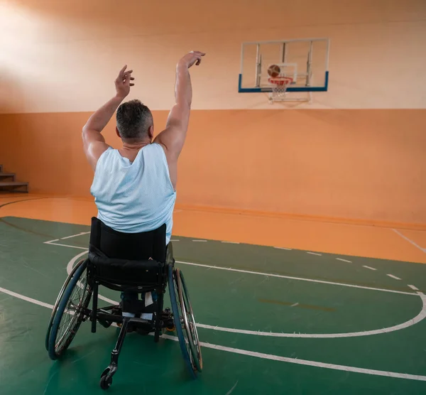Um operador de câmara com equipamento profissional regista uma partida da equipa nacional numa cadeira de rodas a jogar uma partida na arena — Fotografia de Stock