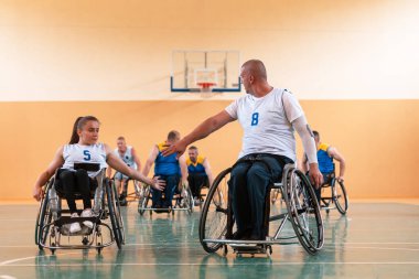 Tekerlekli sandalyeli bir savaş gazileri takımı basketbol oynayarak bir maçta puan kazandı. Çak bir beşlik