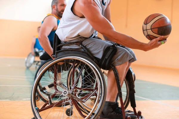 Close up foto de cadeiras de rodas e veteranos de guerra deficientes jogando basquete na quadra — Fotografia de Stock