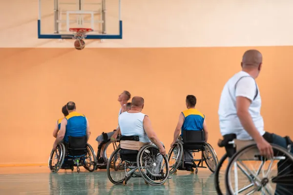 Een foto van basketbalteams met een handicap met de selector in de grote zaal voor de start van de basketbalwedstrijd — Stockfoto