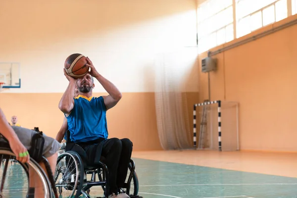 Zamknij zdjęcie wózków inwalidzkich i niepełnosprawnych weteranów wojennych grających w koszykówkę na boisku — Zdjęcie stockowe