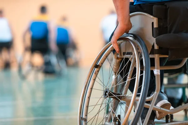 Крупный план фото инвалидных колясок и инвалидов ветеранов войны, играющих в баскетбол на площадке — стоковое фото