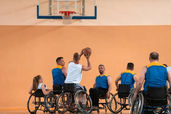Een foto van basketbalteams met een handicap met de selector in de grote zaal voor de start van de basketbalwedstrijd — Stockfoto