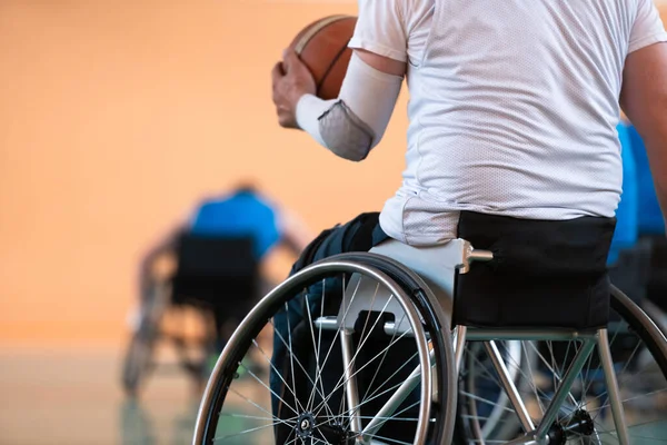 Zamknij zdjęcie wózków inwalidzkich i niepełnosprawnych weteranów wojennych grających w koszykówkę na boisku — Zdjęcie stockowe