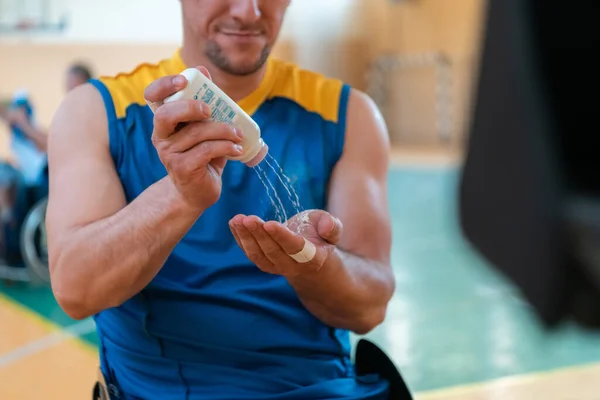 En basketspelare sätter anti-slip pulver innan starten av en basketmatch — Stockfoto