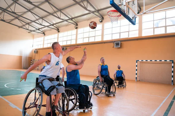 Uma foto de times de basquete com deficiência com o seletor no salão grande antes do início do jogo de basquete — Fotografia de Stock