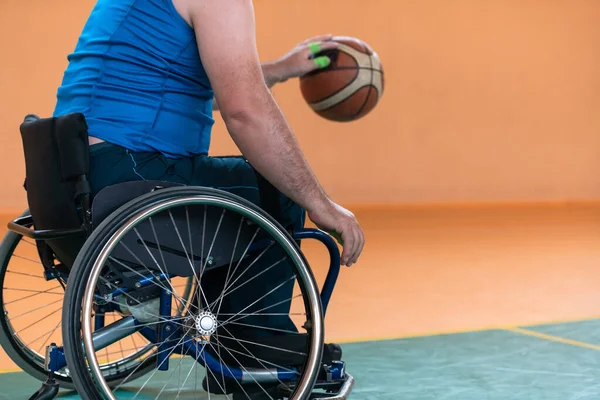 Close up foto de cadeiras de rodas e veteranos de guerra deficientes jogando basquete na quadra — Fotografia de Stock