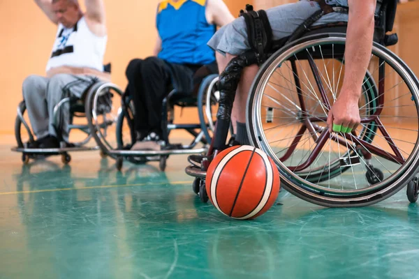 Una foto de los equipos de baloncesto con discapacidad con el selector en el gran salón antes del inicio del partido de baloncesto — Foto de Stock