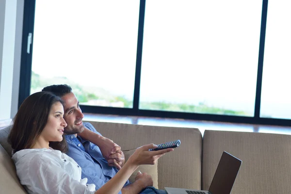 Koppel op sofa — Stockfoto